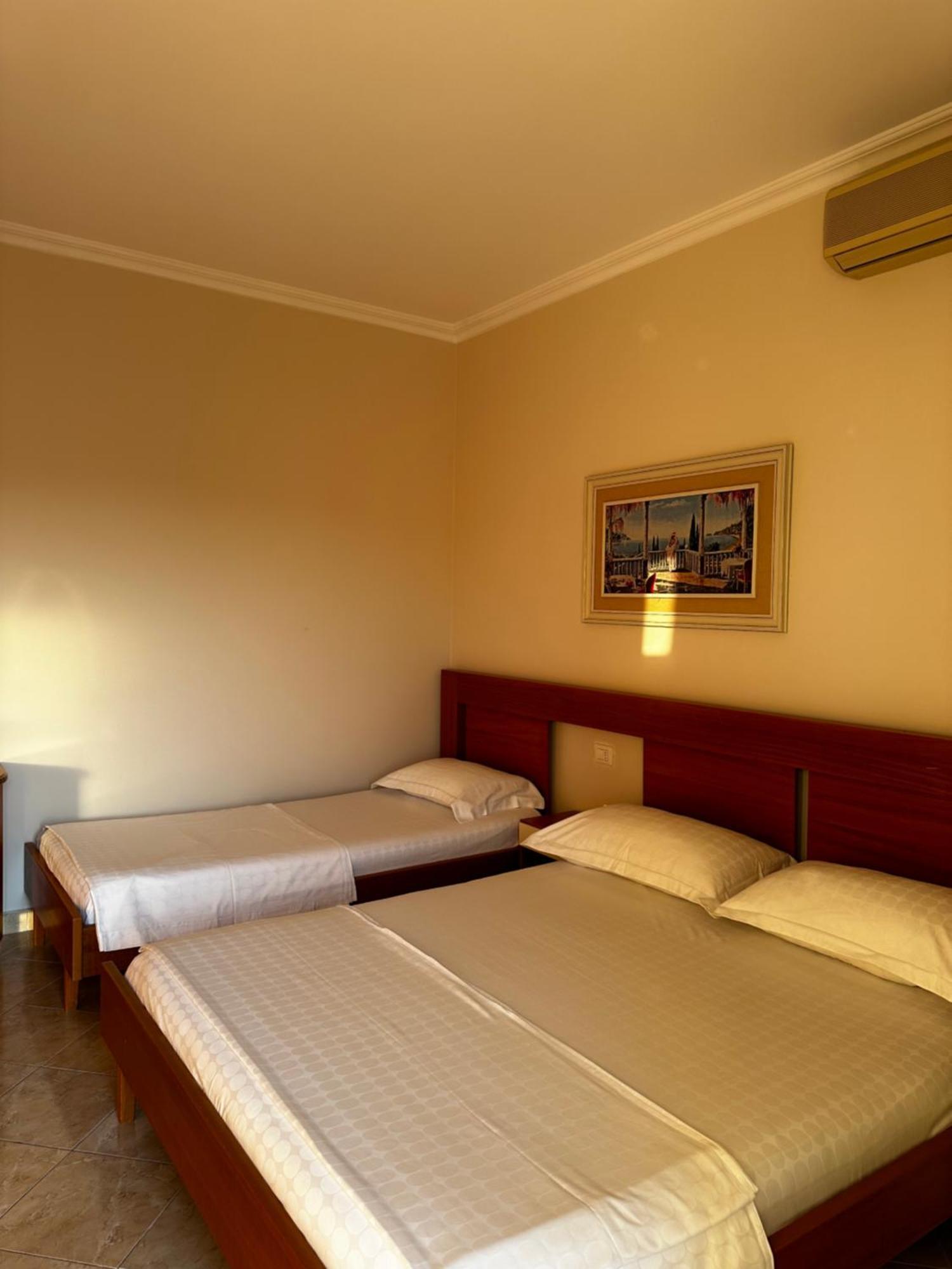 Ami Apartament Vlorë Buitenkant foto
